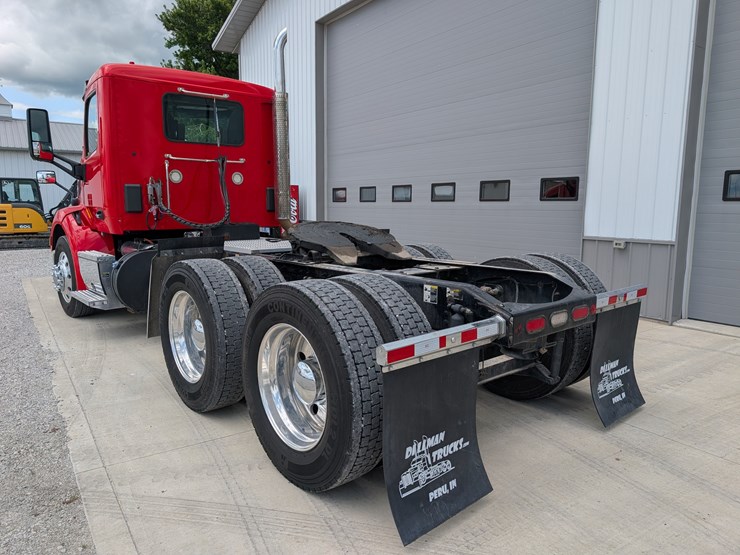 2018-peterbilt-day-cab-semi-image-3