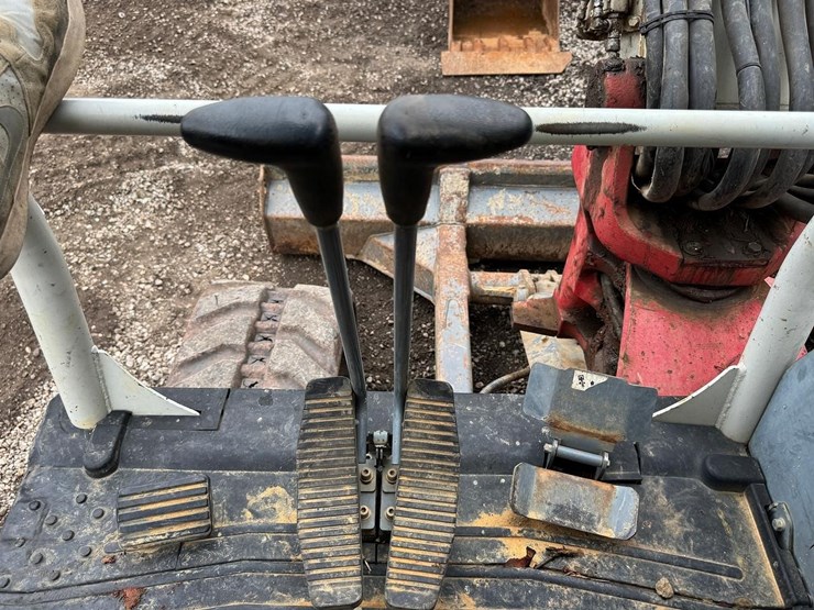 2016-takeuchi-tb260-image-31