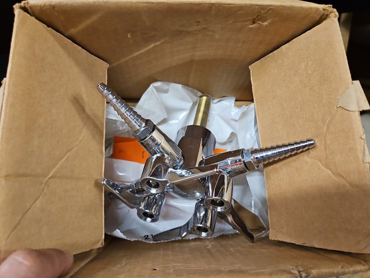 quantity-of-assorted-plumbing-supplies-image-17