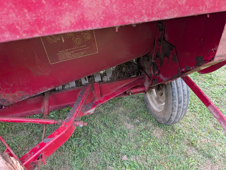 ih-440-square-baler-image-32