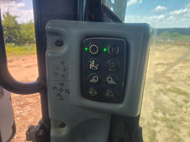 2015-caterpillar-525d-image-31