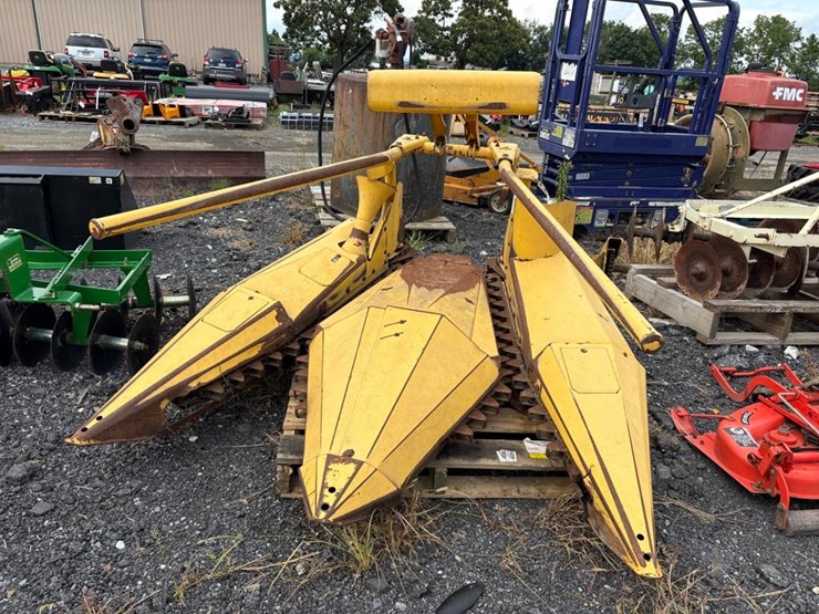 new-holland-824-image-1