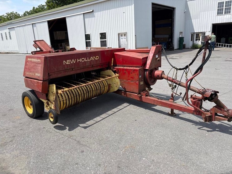 new-holland-320-image-2