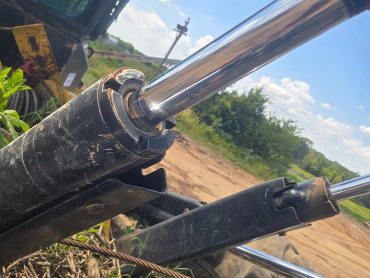 2015-caterpillar-525d-image-52