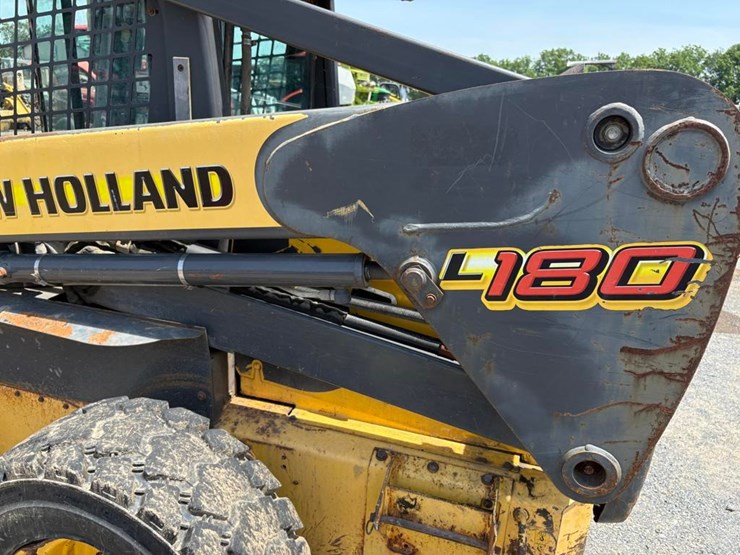 new-holland-l180-image-8