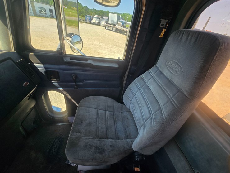 1999-peterbilt-385-image-52