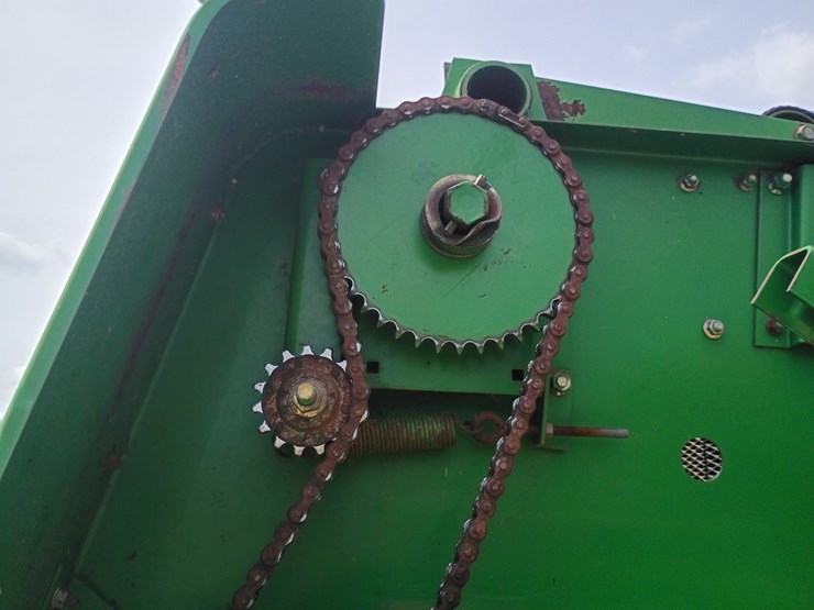 john-deere-335-image-24