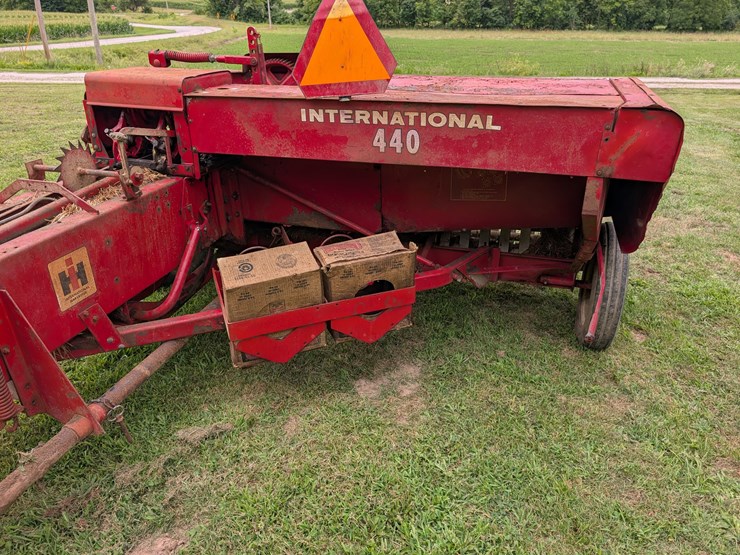 ih-440-square-baler-image-6