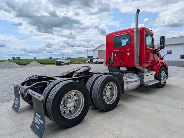 2018-peterbilt-day-cab-semi-image-5