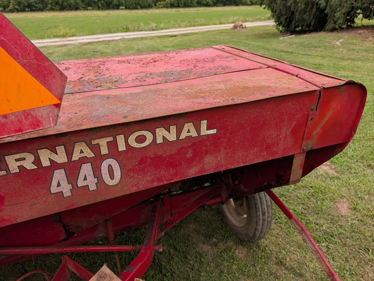 ih-440-square-baler-image-31