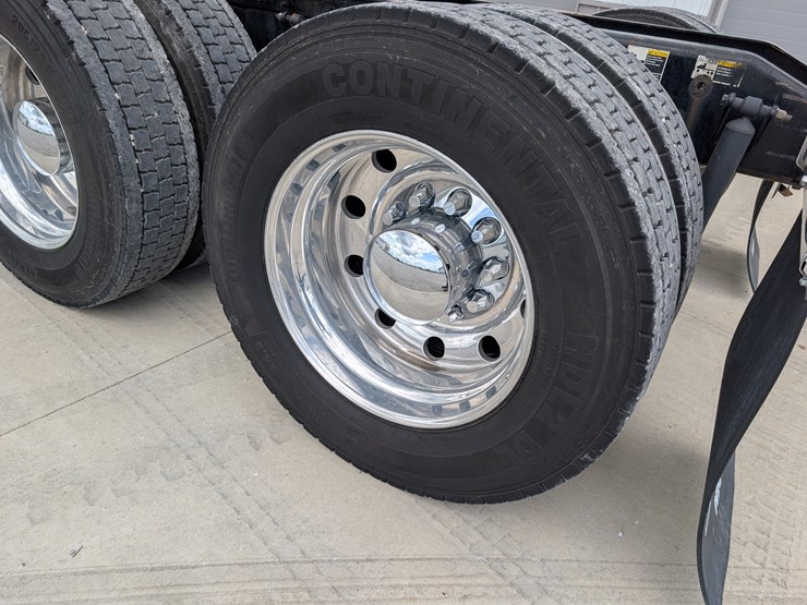 2018-peterbilt-day-cab-semi-image-36