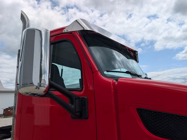 2018-peterbilt-day-cab-semi-image-61