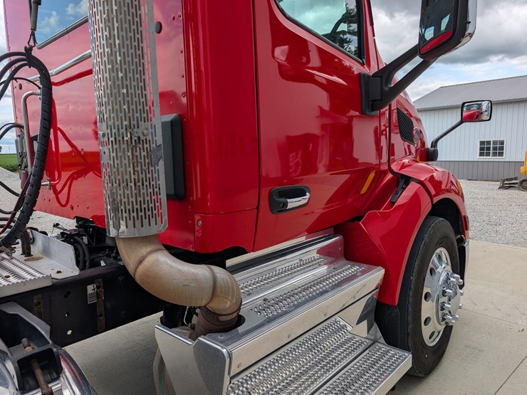 2018-peterbilt-day-cab-semi-image-55