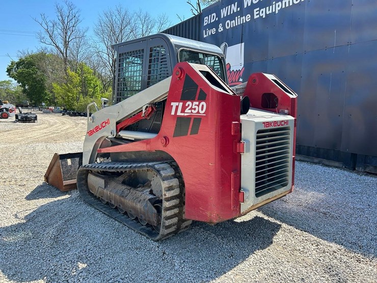 2011-takeuchi-tl250-image-2