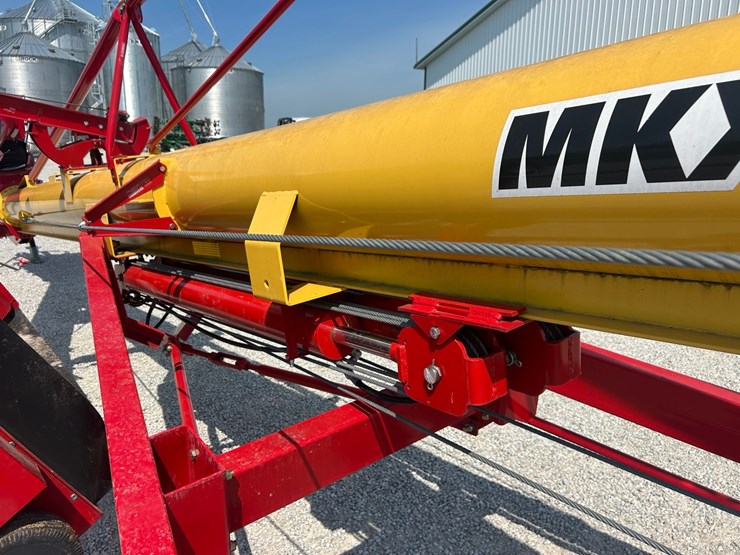 2022-westfield-mkx2-13-84-swing-away-auger-image-18