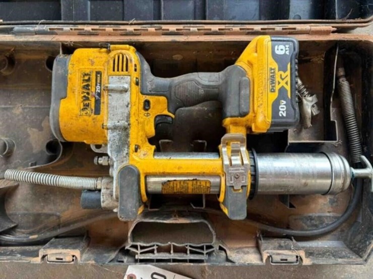 dewalt-20v-greese-gun-image-2