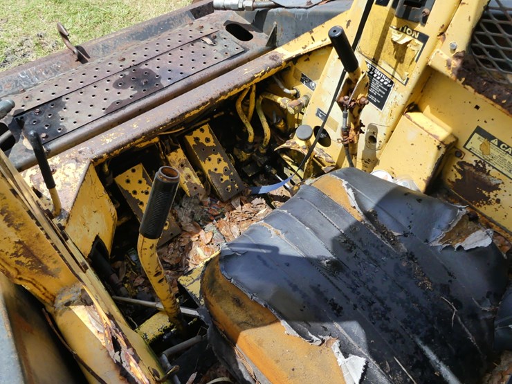 new-holland-l785-image-14