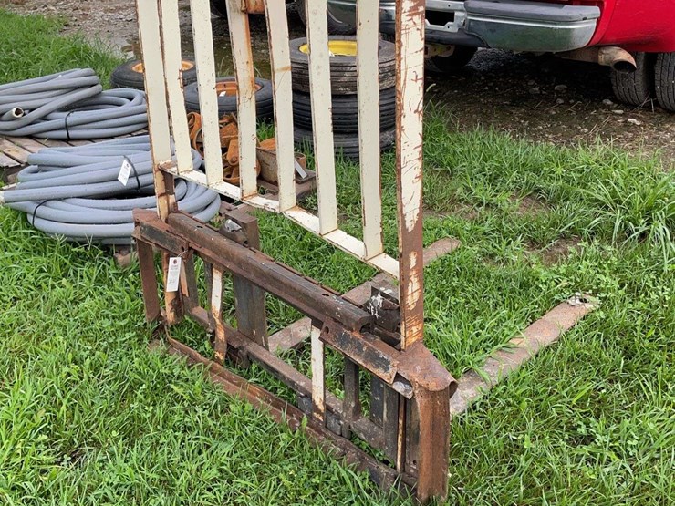 pallet-forks-for-skid-steer,-has-bent-frame-image-3