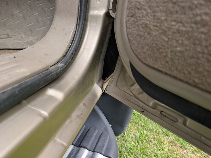2004-gmc-3500-image-125