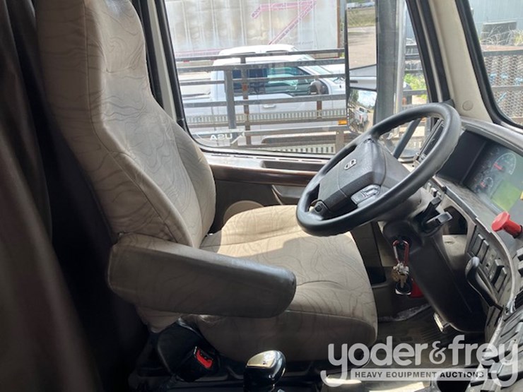 2015-volvo-vnl-image-6