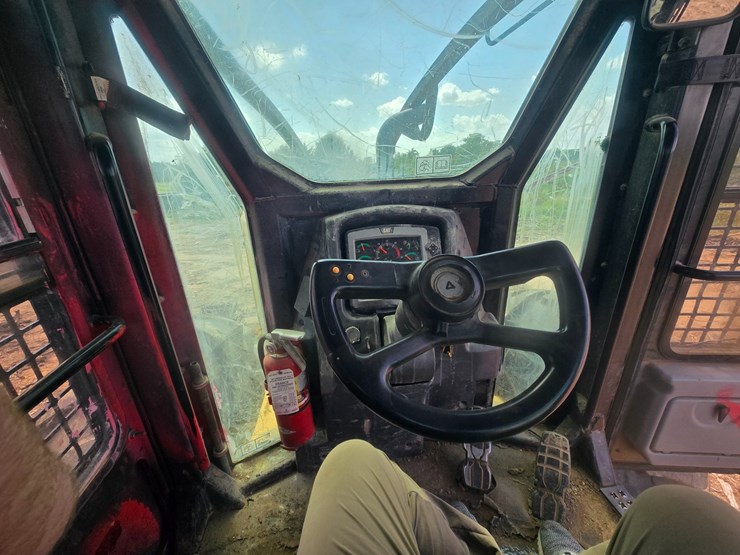 2015-caterpillar-525d-image-34