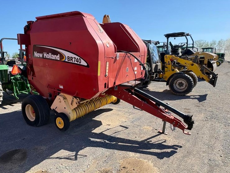new-holland-br740-image-2