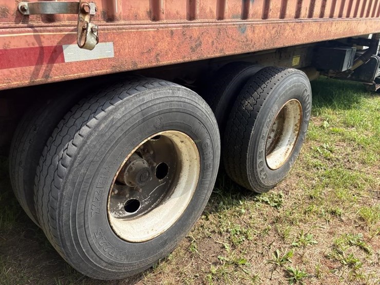 1995-ford-8000-image-11