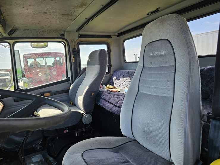 2001-freightliner-fl80-image-8
