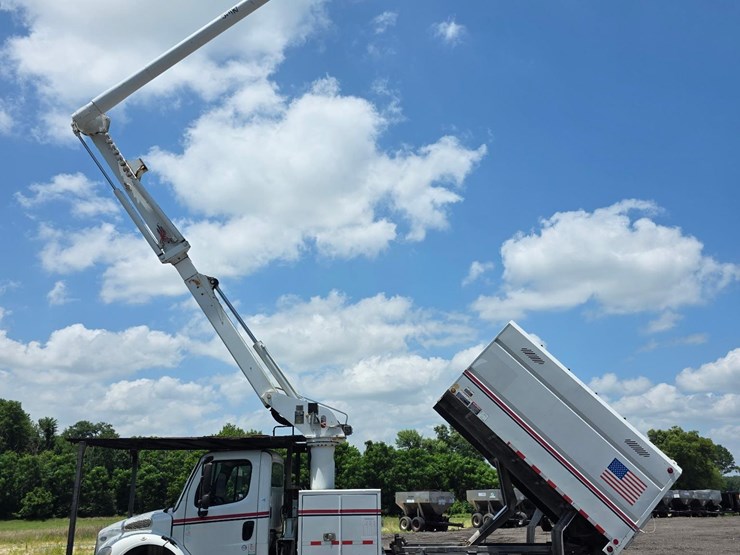 freightliner-bucket-truck-image-8