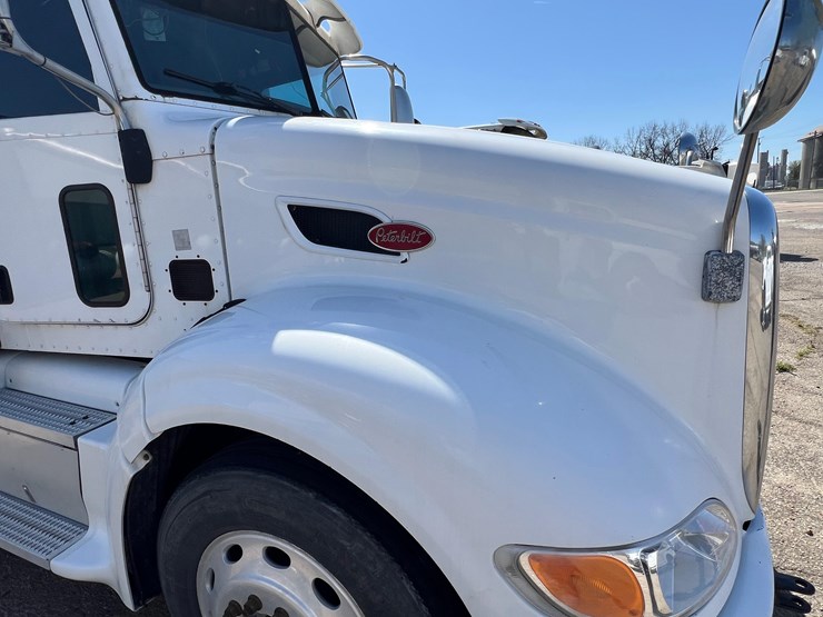 2011-peterbilt-386-image-30