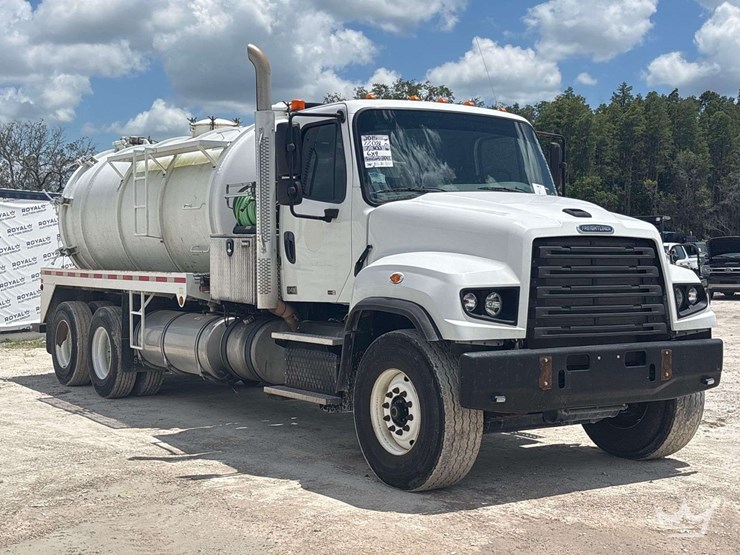 2015-freightliner-114sd-image-2