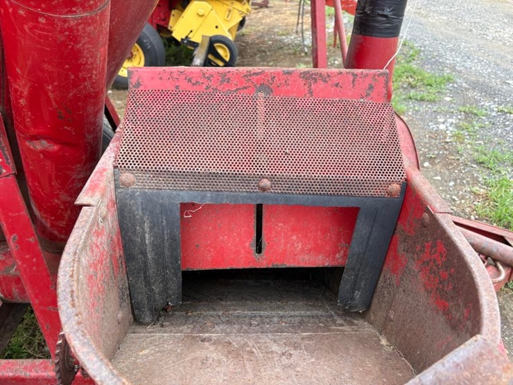 new-holland-352-image-4
