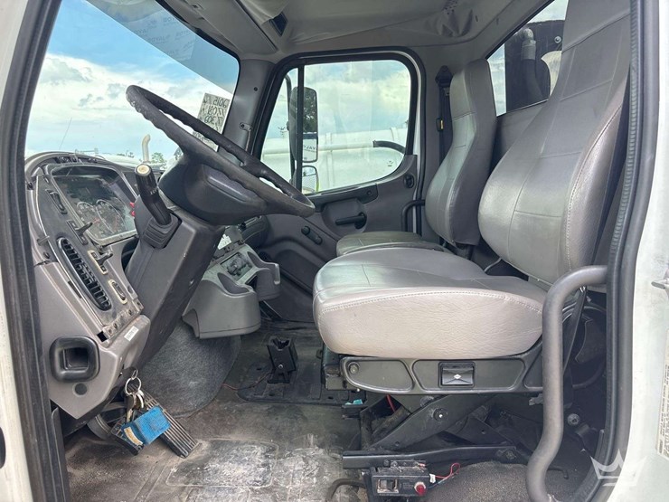 2015-freightliner-114sd-image-17