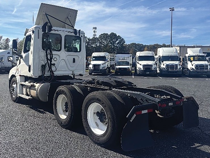 2019-freightliner-cascadia-126-image-2