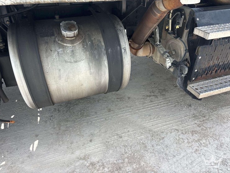 2015-freightliner-114sd-image-34