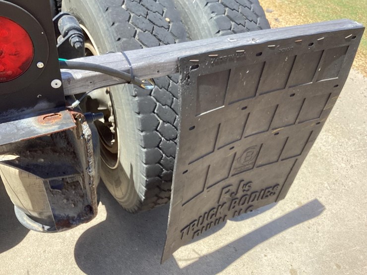 2014-freightliner-m2-image-32