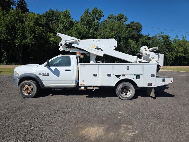 dodge-5500-bucket-truck.-image-1