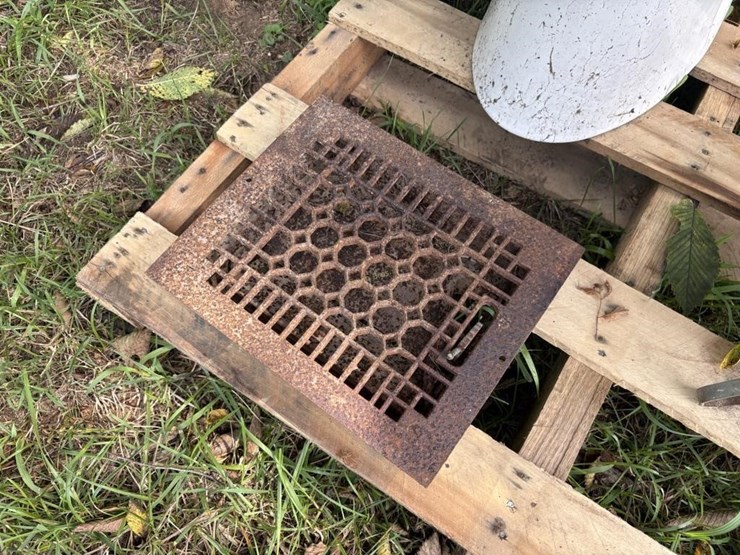cast-iron-floor-grate-image-1