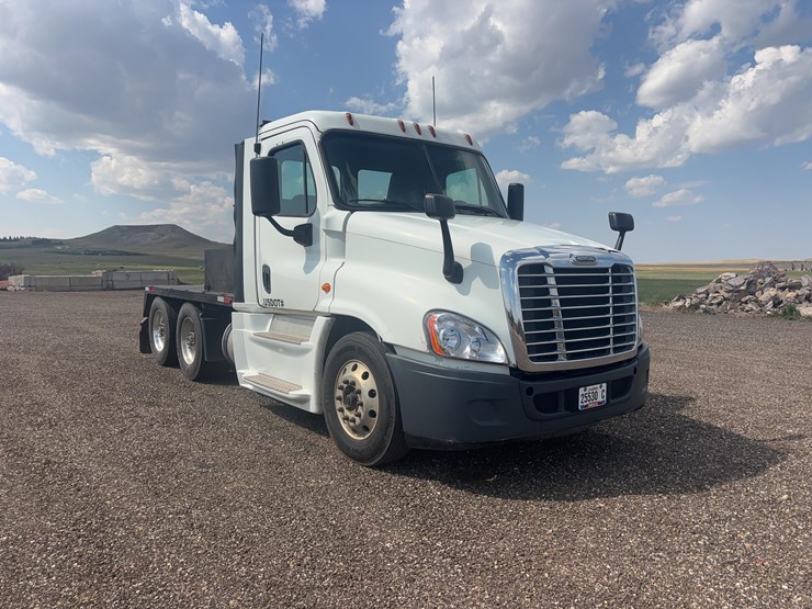 2016-freightliner-cascadia-125-flatbed-truck-image-3