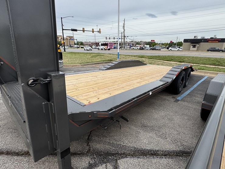 2026-bellwether-premier-8.5'x24'-hyd-tilt-gooseneck-trailer-image-3
