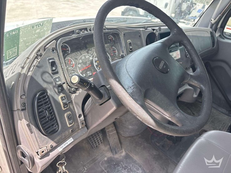 2015-freightliner-114sd-image-12