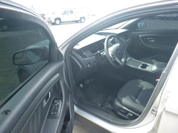 2015-ford-taurus-sedan-image-5