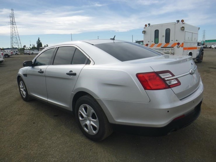 2015-ford-taurus-sedan-image-4