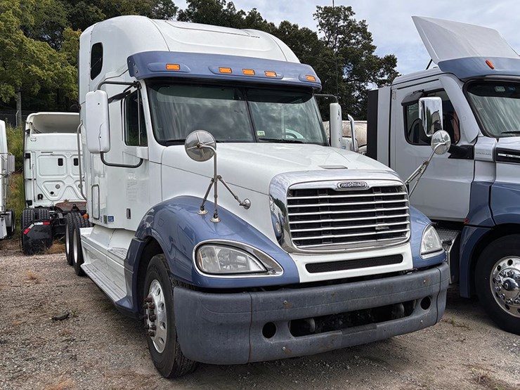 2011-freightliner-cl120-columbia-image-1