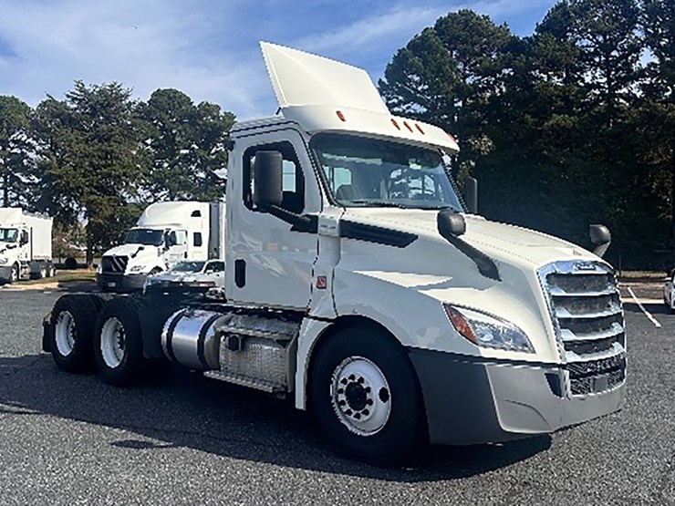 2019-freightliner-cascadia-126-image-1