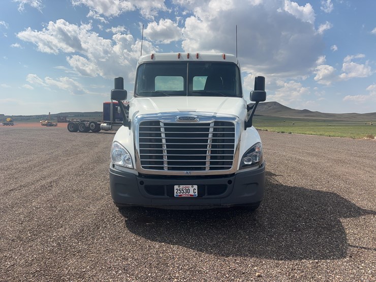 2016-freightliner-cascadia-125-flatbed-truck-image-2