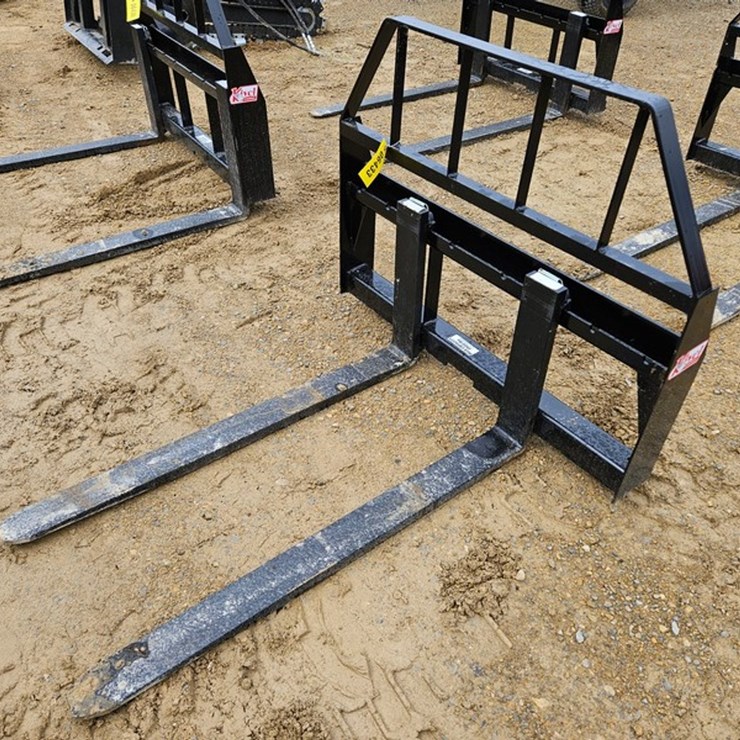 #225 • Kivel 48" 3500 lb Pallet Fork
