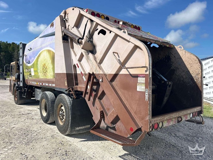 2012-crane-carrier-co.-low-entry-t/a-loadmaster-rear-loader-garbage-truck-image-3