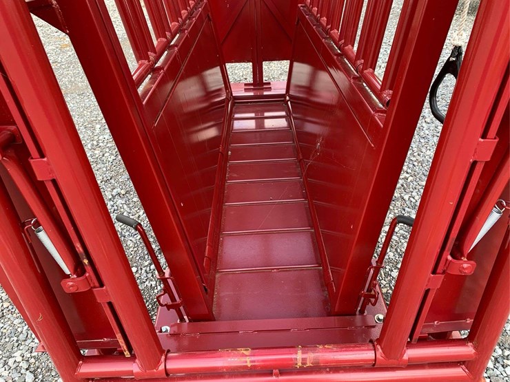 tarter-cattle-master-squeeze-chute-image-14