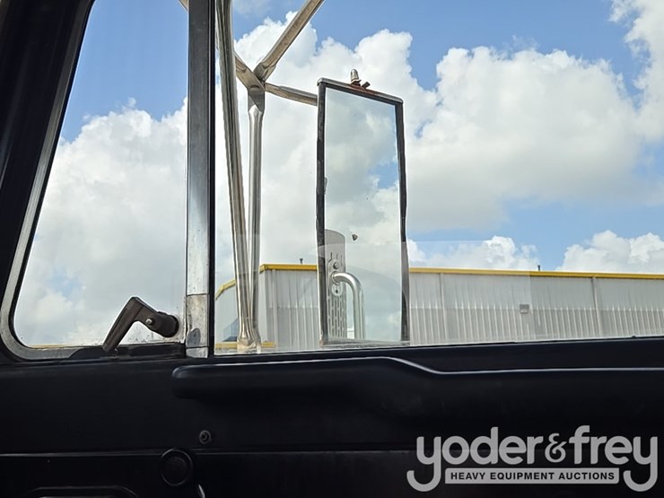 2000-peterbilt-357-image-65